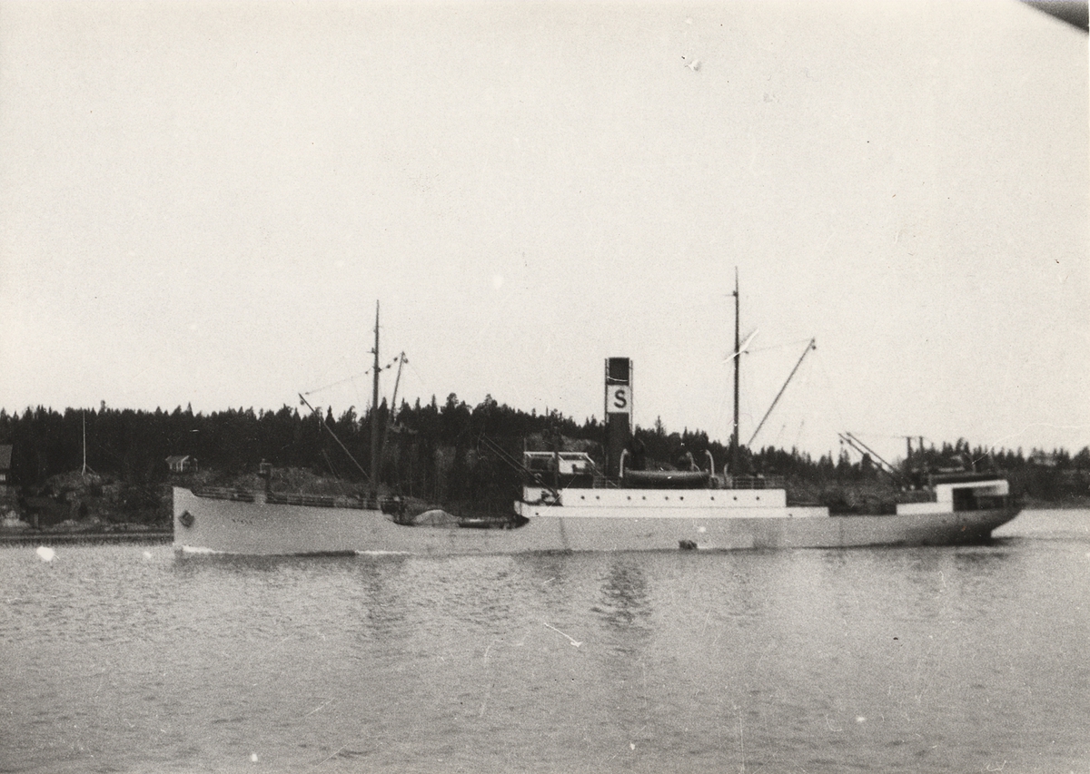 Lastångfartyget MIMER den 22.4.1928. Fartyget passerar Käppala på Lidingö på ingående till Stockholm.