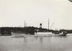 Lastångfartyget MIMER den 22.4.1928. Fartyget passerar Käppala på Lidingö på ingående till Stockholm.