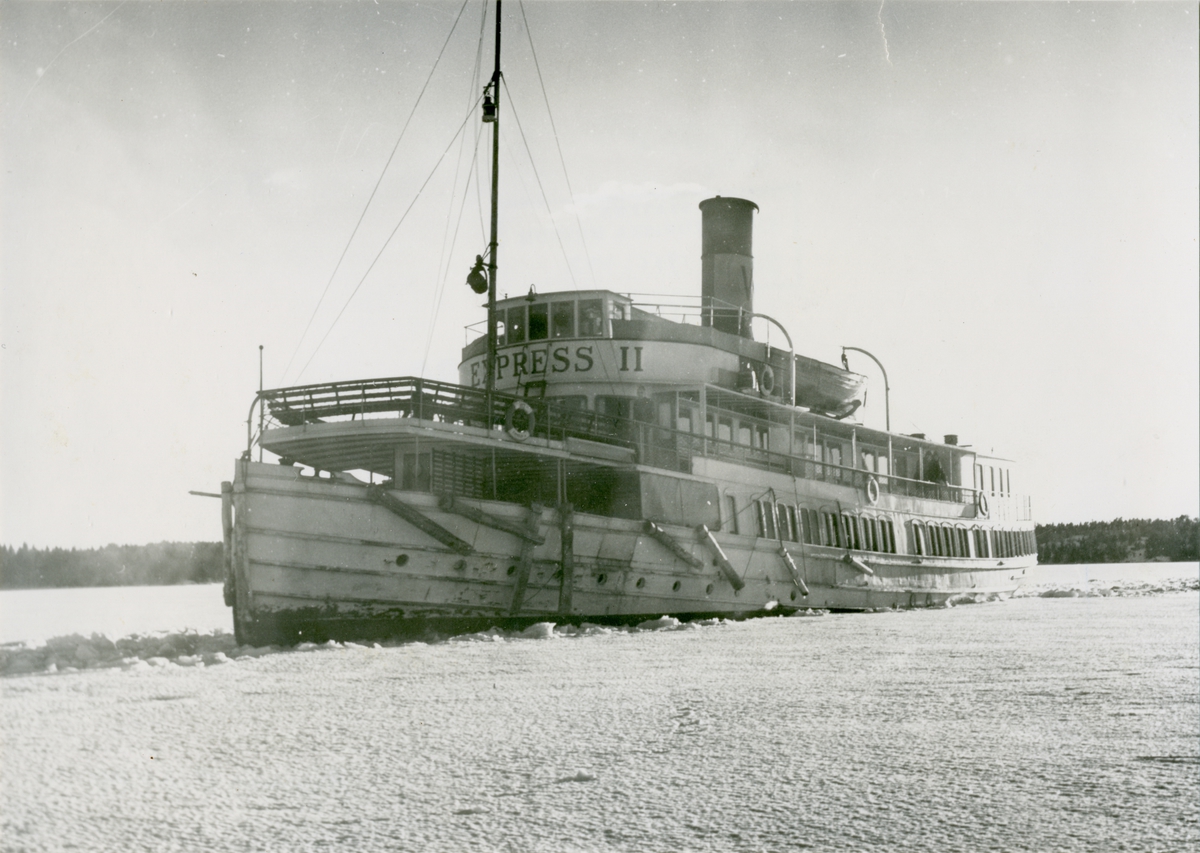 S/S EXRESS II  på Edöfjärd vintern 1952.