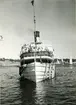 Fartyget på ingående till ångbåtsbryggan i Sandhamn 1951.