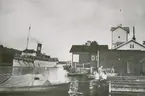 Passagerarångfartyget EXPRESS I av Vaxholm i Sandhamnsgattet 1954.