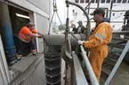 En resa med Östanvik tur och retur Lövholmen, Stockholm-Slite, Gotland 2011, fraktandes cement. Intendent Eva Hult och fotograf Anneli Karlsson från Sjöhistoriska var med