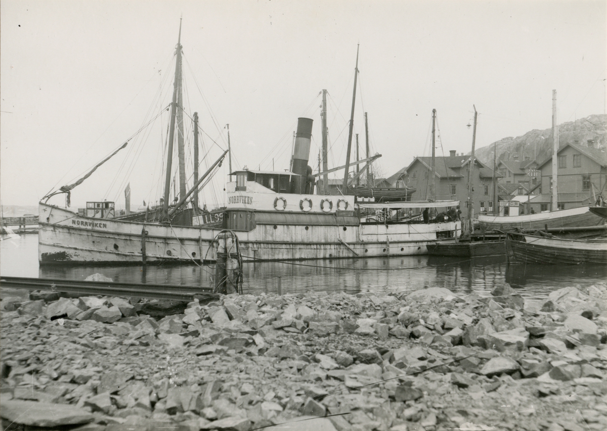 Ångfartyget NORRVIKEN omkring 1924. Fartyget trafikerade Lysekil-Strömstad.
Kapten Karlsson "gick i varje väder".