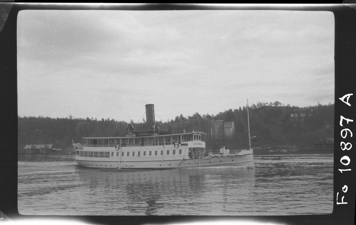 S/S GUSTAVSBERG III I Halvkakssundet.