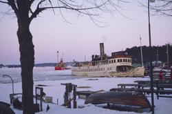 S/S SAXAREN vid brygga i Sandhamn. I bakgrunden fyrskeppet A