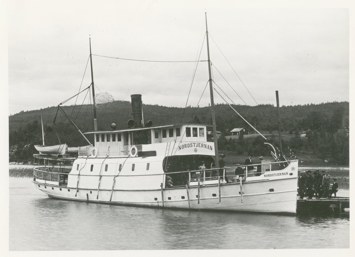Foto i svartvitt visande passagerarångfartyget Nordstjernan av Gillberga, vid Sulviks brygga den 25:e juni 1910.
Gåva av C. G. Jackson, Stockholm den 4.3.1957
