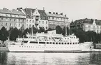 Foto visande passagerarfartyget Mazowsze vid Strandvägen i Stockholm, 1958