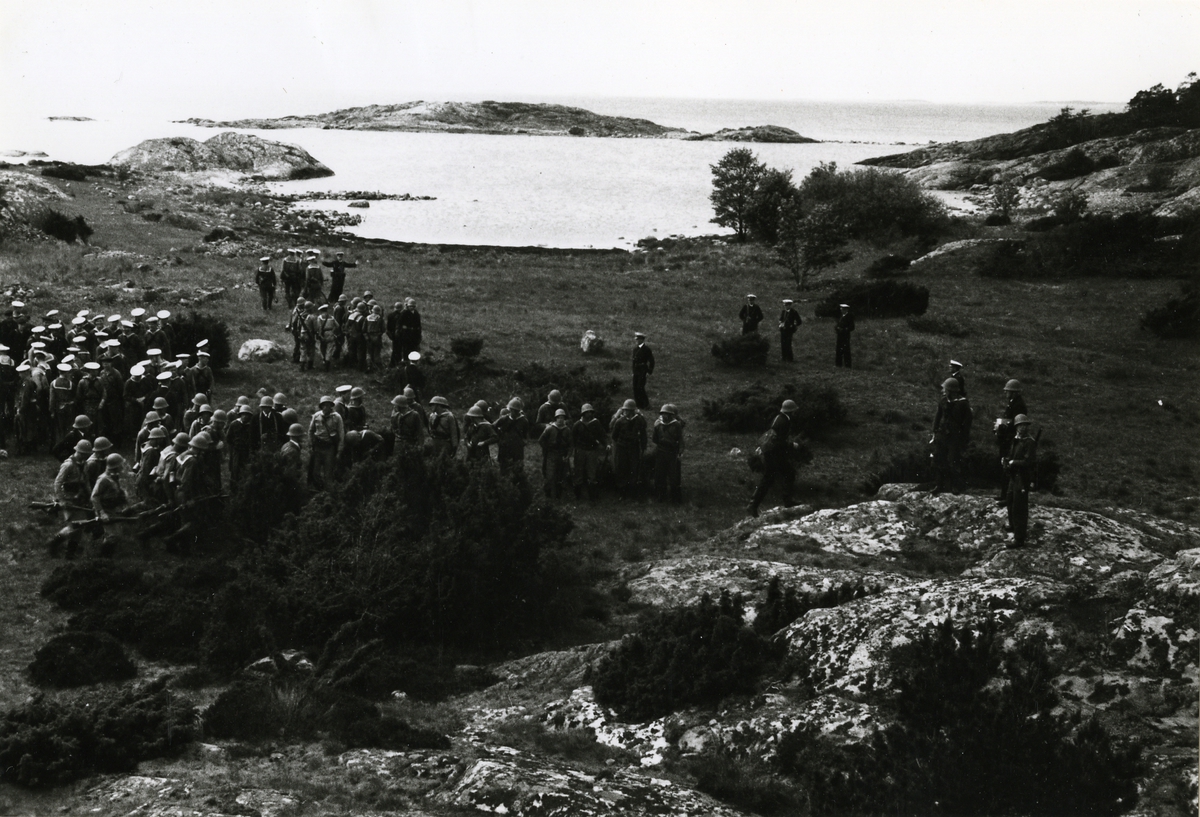 Manskap samlat på land efter landstingning.
