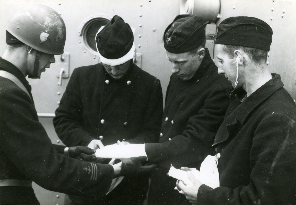 "Första hjälpen vid olycksfall". Från Kfl taktiska övningar sommaren 1949.