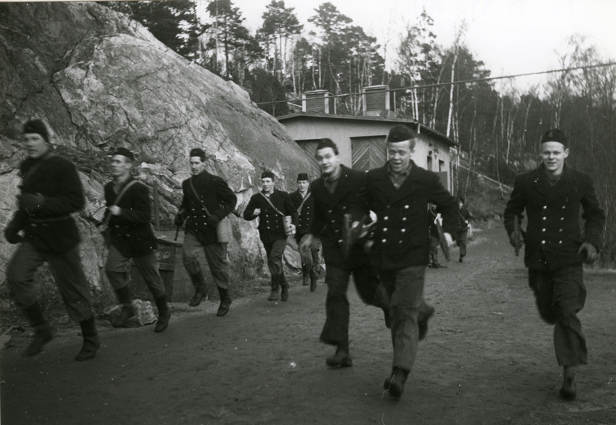 Eldsläckningsövning på Märsgarn  år 1948.
Manskap springer till brandplatsen.