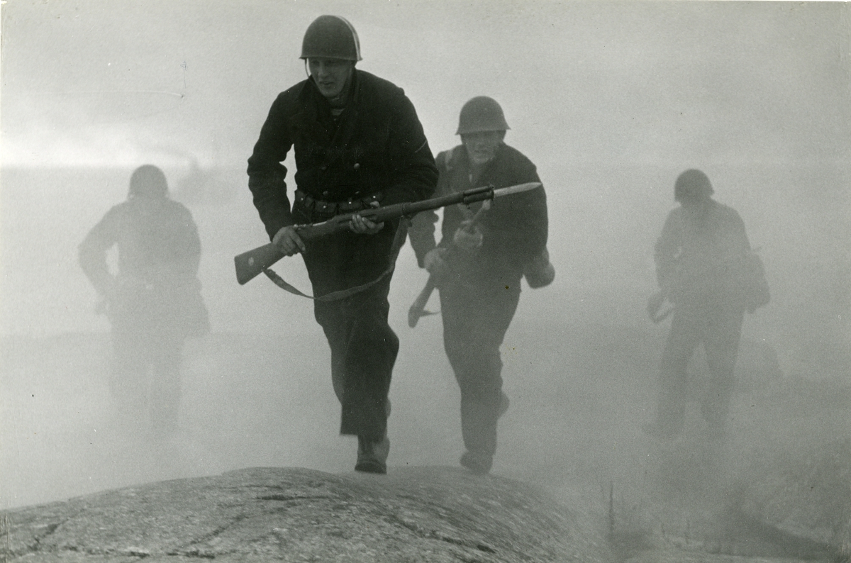 Samövningar inom marinen. Ilandsatta trupper rycker fram under stridsövning, 1943.