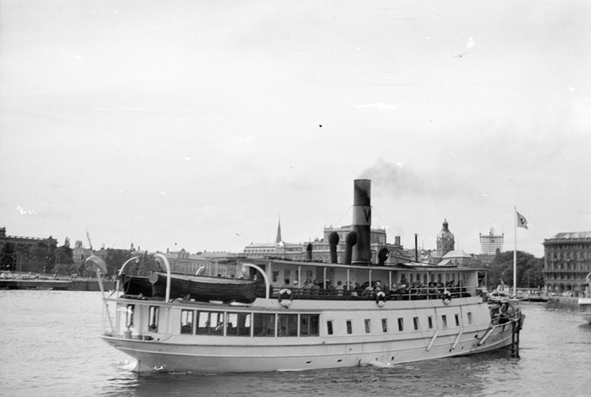 Identisk bild av J Robert Boman med Fo221020 i CG Jacksons samling, 1956:1115.