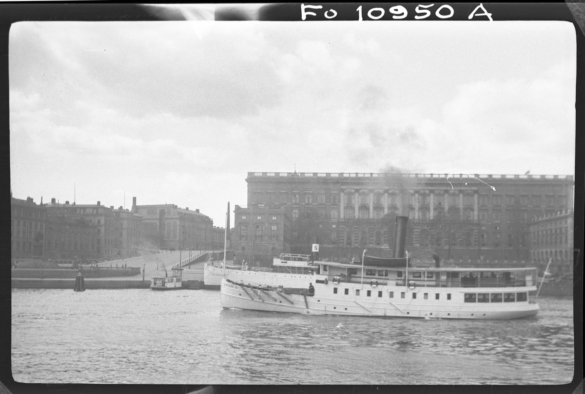 Skärgårdsångaren TOR II på Strömmen, Stockholm. I bakgrunden Kungliga slottet.