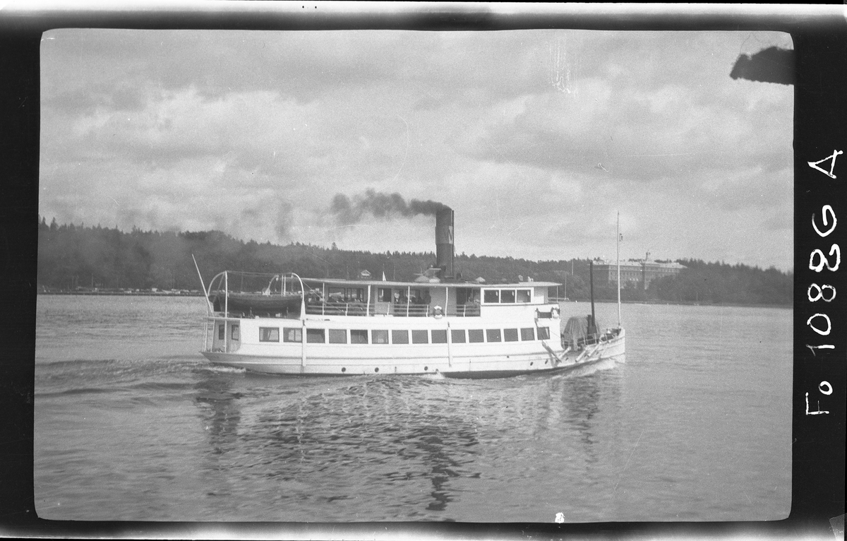 Waxholmsbolagets skärgårdsångare S/S BREVIK II på Saltsjön, Stockholm. I bakgrunden Manillaskolan.