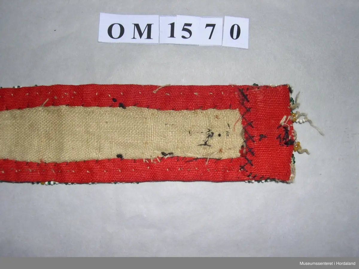 raud botn i lin, perlebroderi i kvitt,grønt,gult