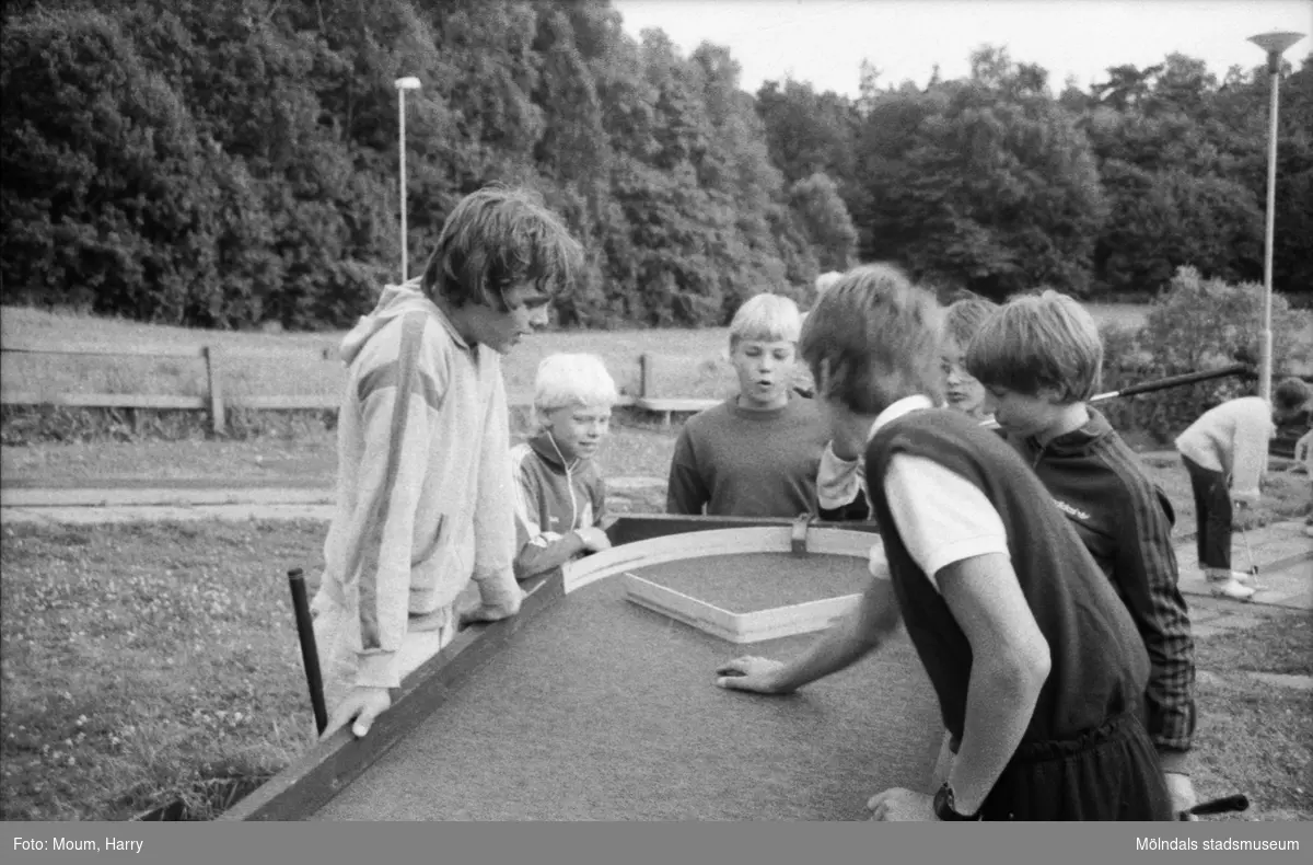 Tyska och svenska ungdomar bekantar sig med varandra vid Torrekulla turiststation i Kållered, år 1984.

För mer information om bilden se under tilläggsinformation.