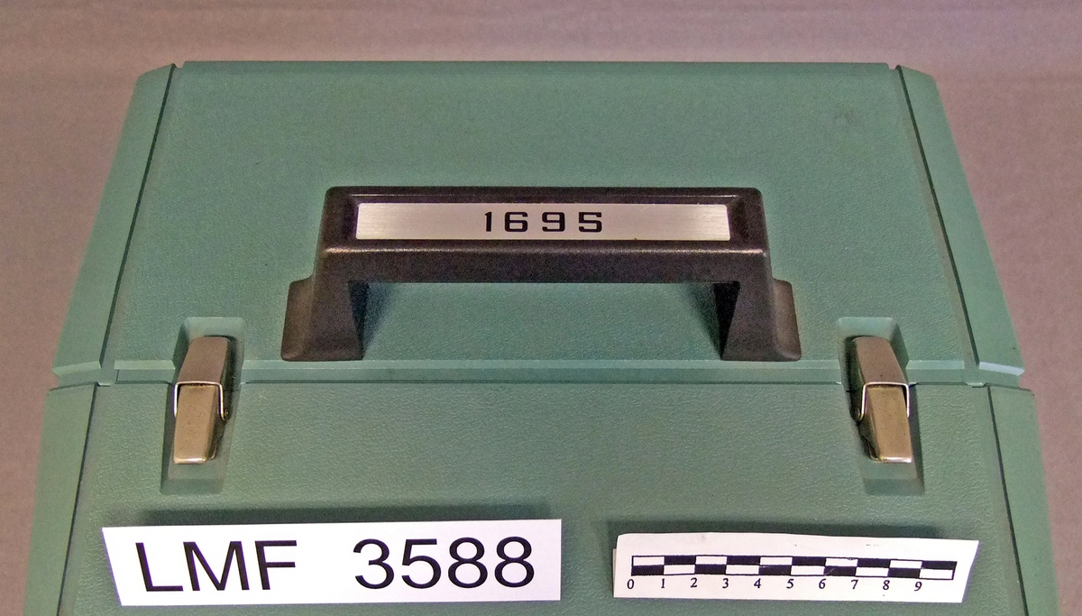 Amerikansk filmframviser beregnet på 16 mm film.
Avtagbar lydenhet som ble festet på framviseren før transport.
5 tilhørende, tomme filmruller i 4 ulike størrelser.

Produsent og tittel på selve framviseren :
     Bell & Howell - TQIII Specialist Model 1695

Produsent og tittel på lydenheten (avtagbar) :
     Bell & Howell - Filmosound