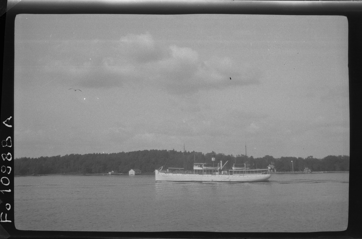 Sveabolagets ångare CARL XV vid Edlunda-Karlsudd i Stockholms skärgård.