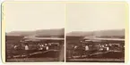 Stereoskopbilder med vy över Lappländskt landskap. Några byggnader i förgrunden, troligen Klockargården. I bakgrunden Tarras och Kamajokkforsens vatten. En glimt av Saggatsjön med Storholmen. I fonden Lastak.