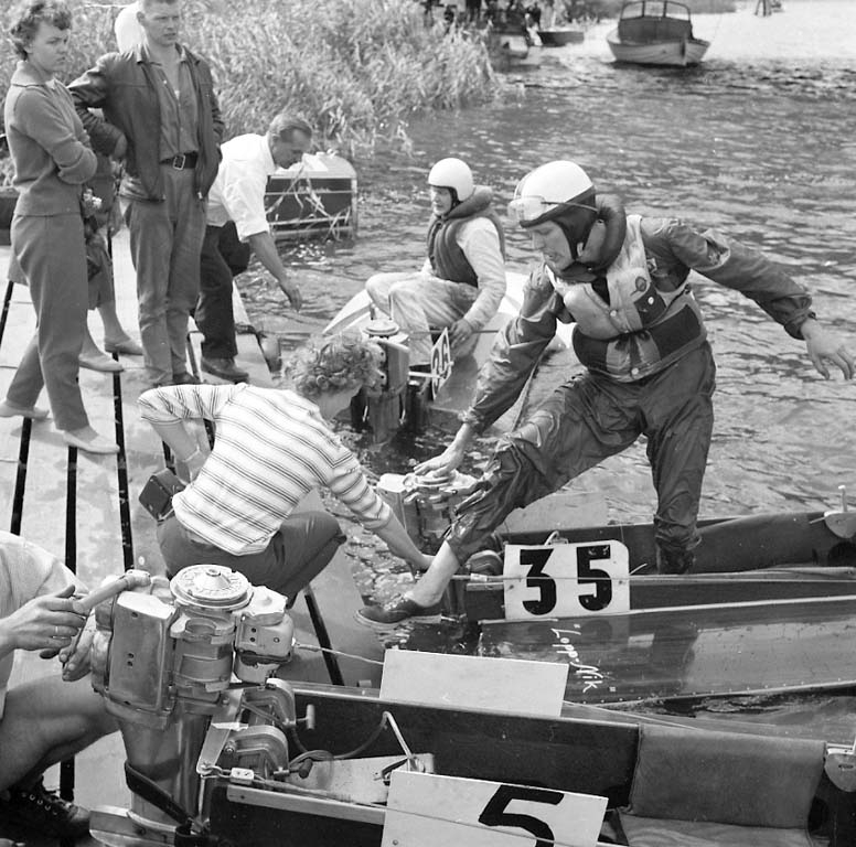 Enligt notering: "Båtracing Kungälv Aug -60".