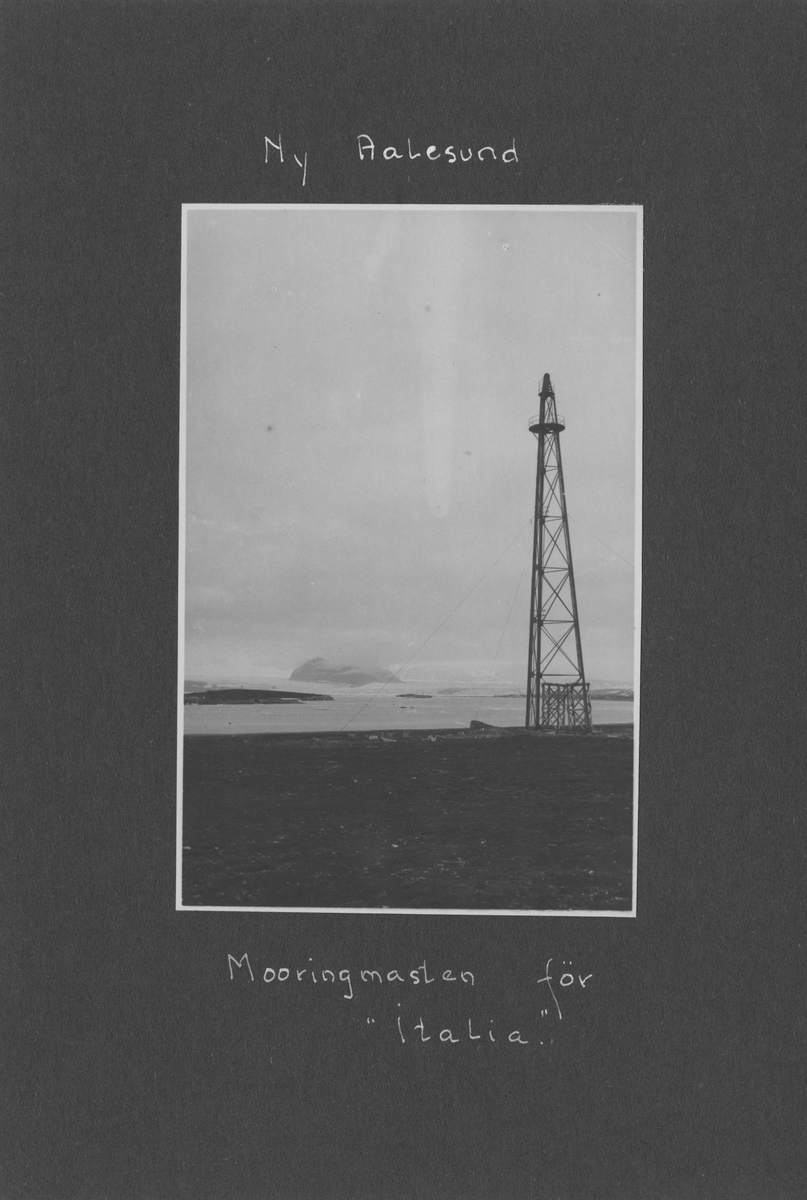 Svenska Spetsbergsexpeditionen 1928, band 3.    Band 3 av 5 dokumentationsalbum från svenska Spetsbergsexpeditionen år 1928, där Umberto Nobile och besättningen på luftskeppet Italia räddades.  48 fotografier monterade på 26 albumblad.    Motiv: I lägret i Kings Bay, hemresa via Narvik.  Personer, fartyg, natur, omgivningar, mm.