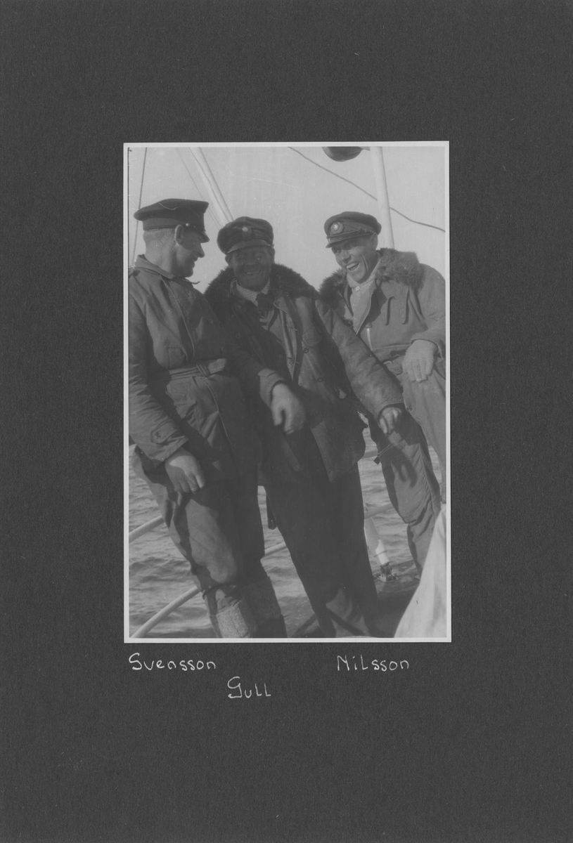 Svenska Spetsbergsexpeditionen 1928, band 5.    Band 5 av 5 dokumentationsalbum från svenska Spetsbergsexpeditionen år 1928, där Umberto Nobile och besättningen på luftskeppet Italia räddades.  Fem stycken blå-gröna album i konstläder.  35 fotografier monterade på 25 albumblad.    Motiv: Virgohamn, Spetsbergen, Narvik.  Personer, fartyg, natur, omgivningar, mm.