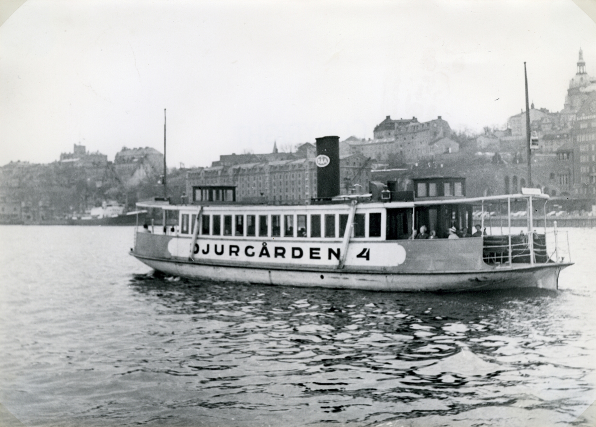 Foto i maj 1954. Fartyget färdas mot Allmänna gränd påDjurgården