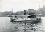 Foto i maj 1954. Fartyget färdas mot Allmänna gränd påDjurgården