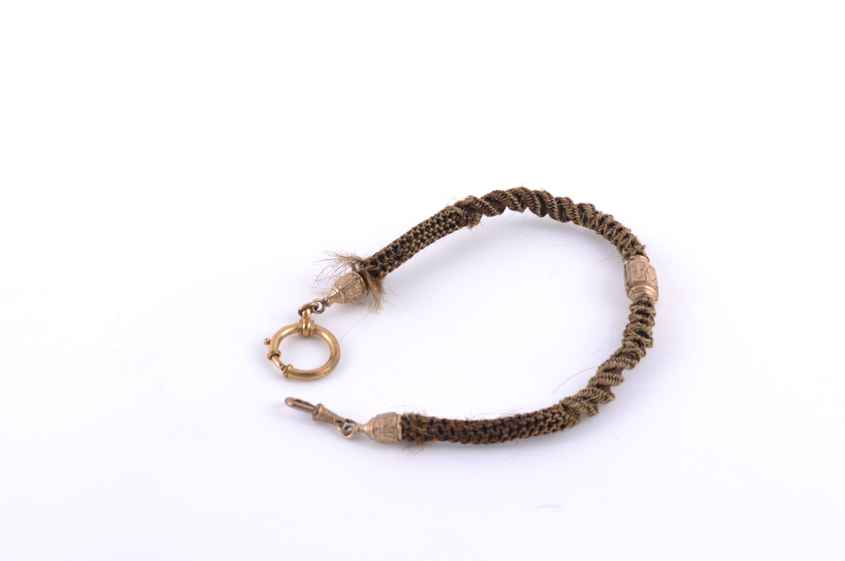Urkjede laget av hår. Kroker til festing i begge ender.