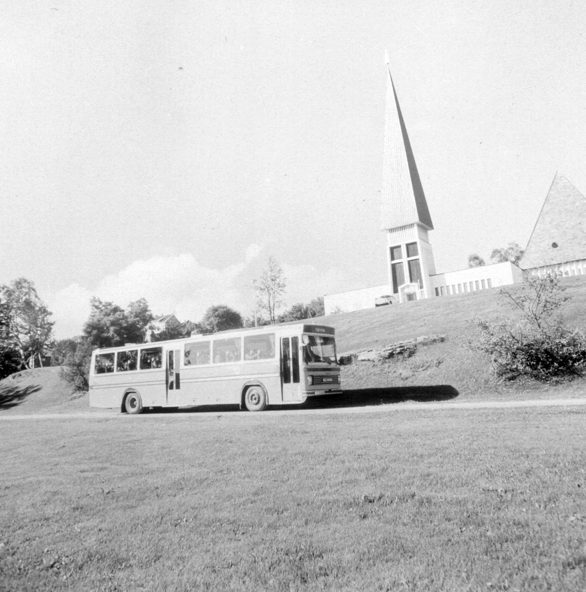 HORB-buss nedenfor Harstadkirka.