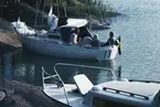 Sällskap ombord på en Albin Viggen vid en holme. I förgrunden en Albin 25.