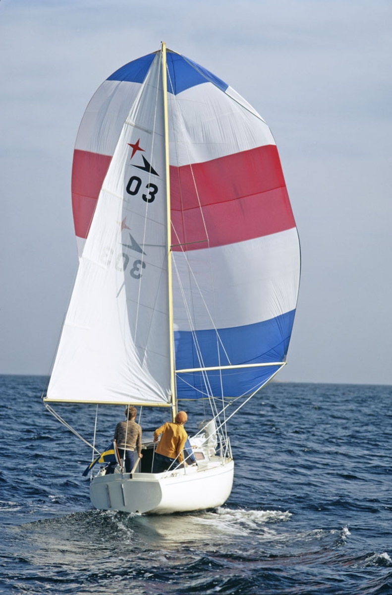 En Albin Viggen seglar för spinnaker.