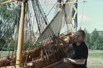 Modellbyggare Göran Forss med vasamodellen i skala 1:10 utanför Vasamuseet.