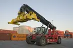 Lossning vid containerterminalen Frihamnen i Stockholm.