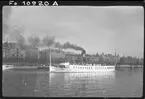 Skärgårdsångaren SALTSJÖN under utbackning från kajplatsen i Nybroviken, Stockholm.