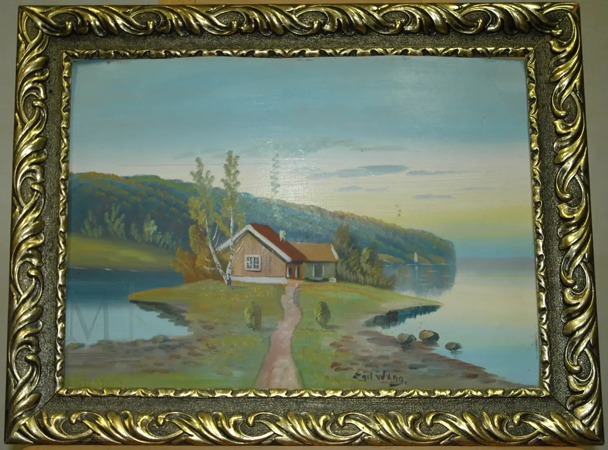 Hus og uthus på et nes ved en fjord.
