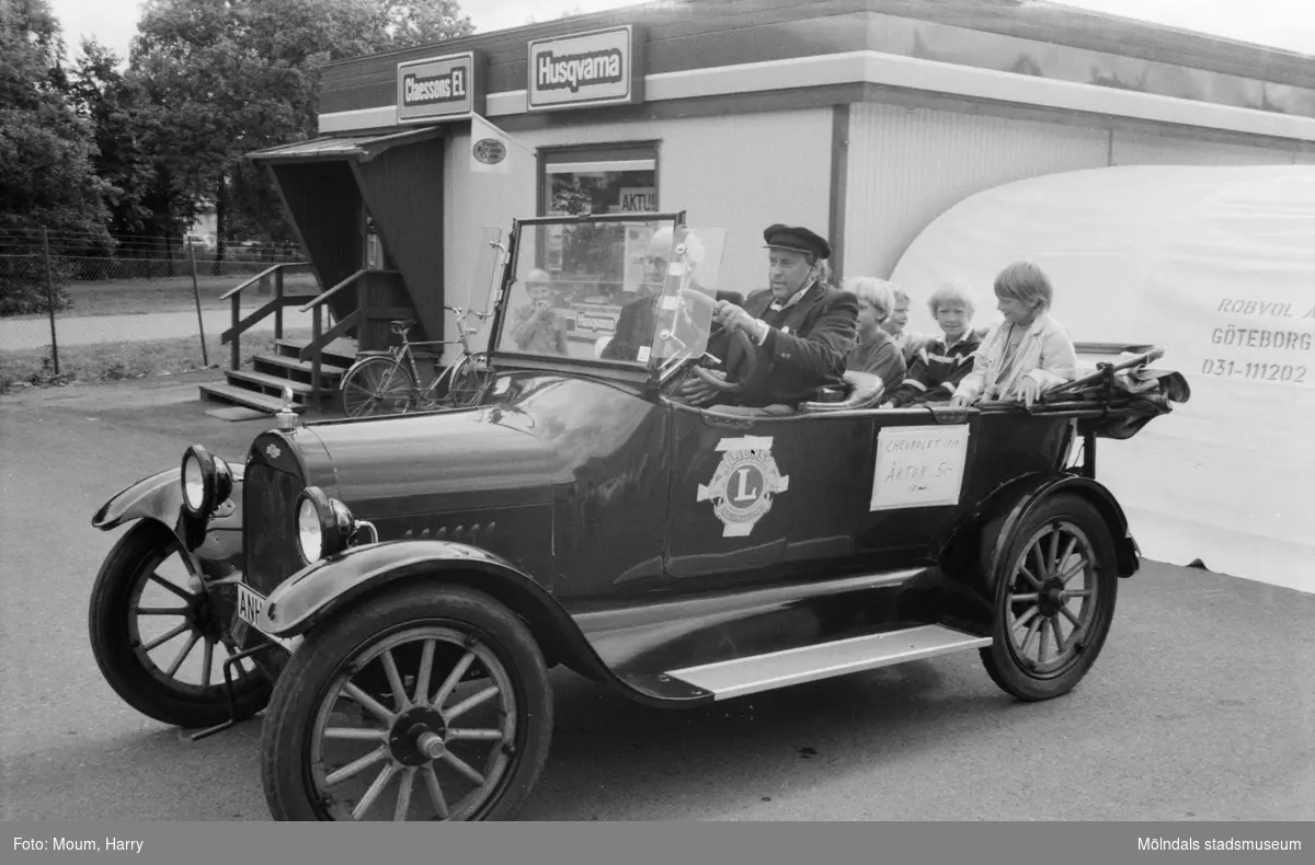 Lions anordnar loppmarknad i Lindome, år 1984.

För mer information om bilden se under tilläggsinformation.