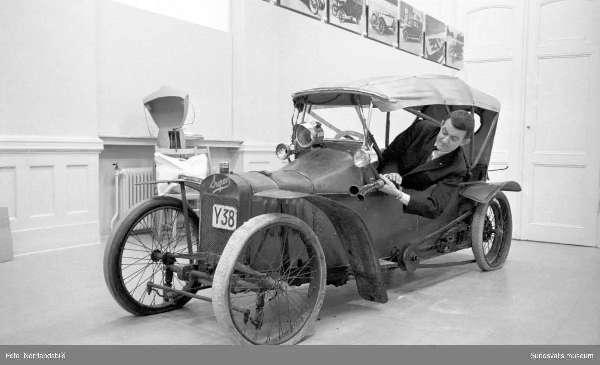 Utställning om gamla bilar på Sundsvalls museum. Bilen på bilden är en liten fransk bil kallad Super B2 från cirka 1912-14. Fotograferat för Dagens Nyheter.