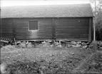 Loge - nu på friluftsmuseet Disagården - på ursprunglig plats, Gråmuren, Björklinge socken, Uppland