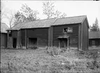 Portlider samt mat- och spannmålsbod - nu på friluftsmuseet Disagården - på ursprunglig plats, Lockelsbo, Tierps socken, Uppland