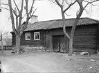 Helgdagsstuga och portlider - nu på friluftsmuseet Disagården - på urpsrunglig plats i Gränby, Björklinge socken, Uppland