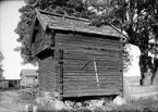 Ärentunaboden - nu på friluftsmuseet Disagården - på ursprunglig plats i Grimsta, Ärentuna socken, Uppland