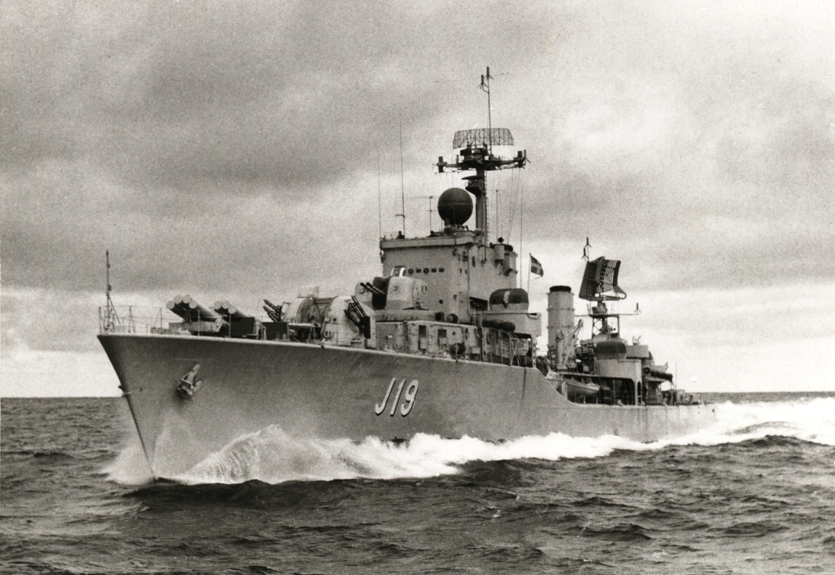 Jagaren SMÅLAND (J 19) under gång.