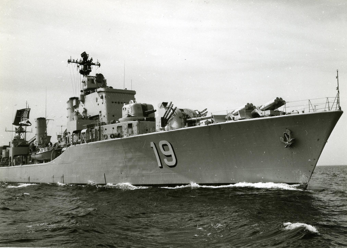 Jagaren SMÅLAND (J19) under gång.