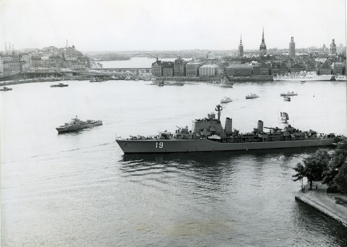 Uppvisning av marinens fartyg på Stockholms ström. I förgrunden jagaren SMÅLAND (J19). Flygfoto.