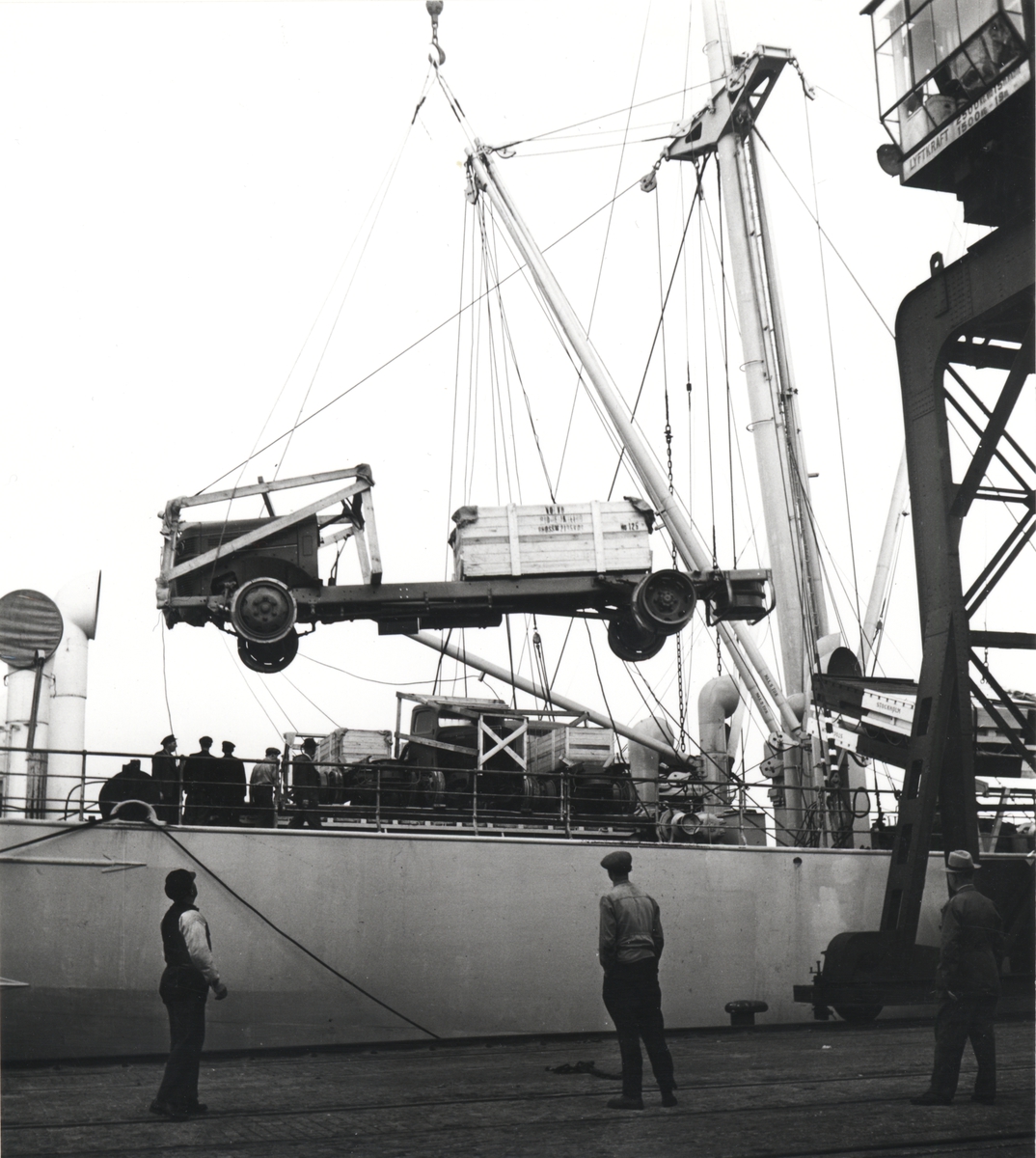 [från Fotobeskrivning:] "Lastning av m/s AMAZONAS i oidentifierad svensk hamn. Troligen 1950-talet."