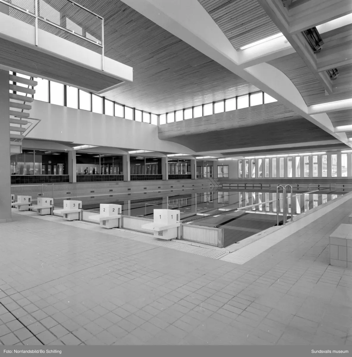Sporthallsbadet i Sundsvall, exteriör- och interiörbilder.