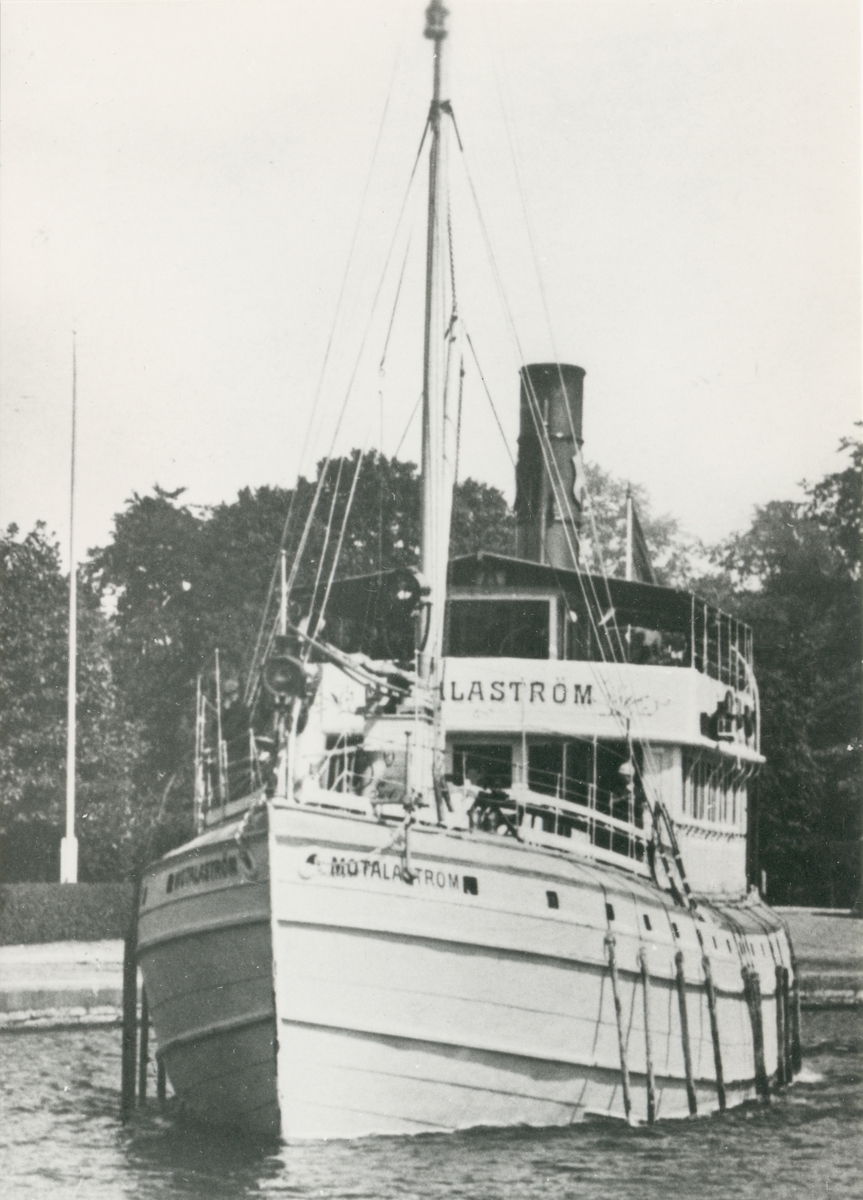 Hamnen. Motala.
Förlag Wilh. Segerbrand. Motala
....S. I. No. 10743/2 Import.