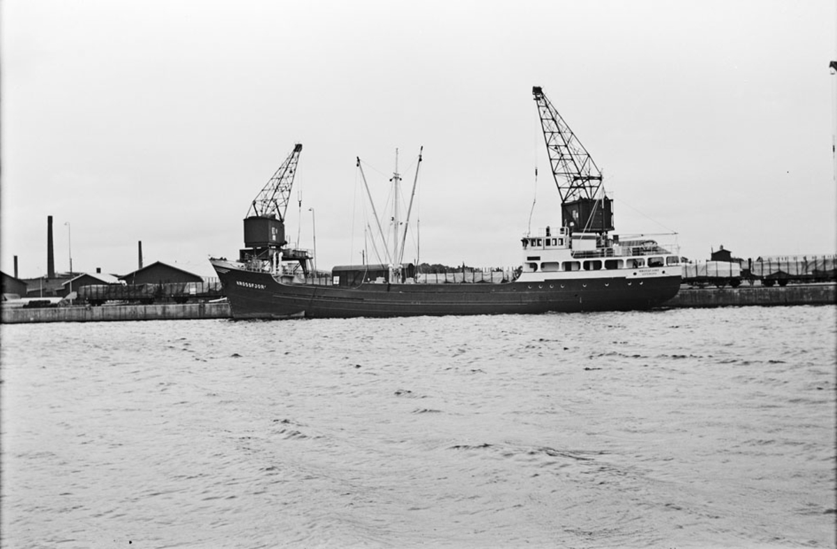 Ägare:/1965-74/: Rederi AB Krossfjord. Hemort: Göteborg.