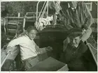 Carl Gösta Jackson (längst till höger) tillsammans med två män sittandes. 1940/50-tal.